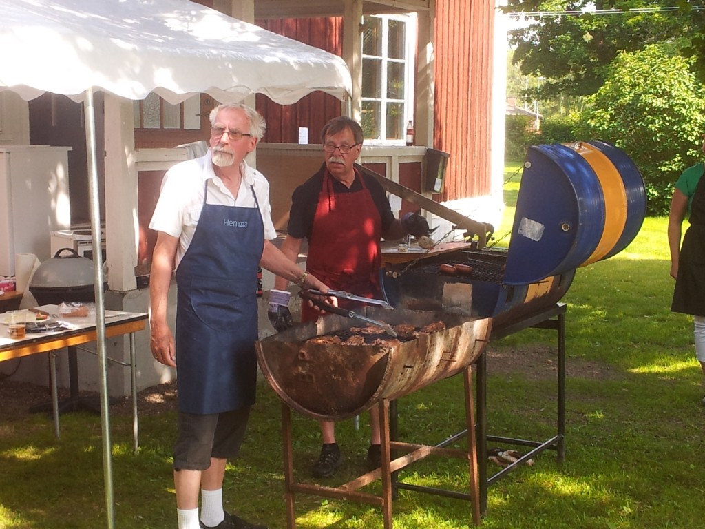 Nybble Grillfest 2013 - Grillmästarna tittar bort mot dansen, musiken och längtar...